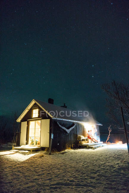 Vista esterna di un piccolo edificio in legno nella foresta invernale — Foto stock