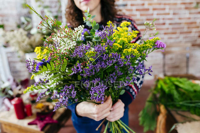 Crop famale tenant grand bouquet — Photo de stock