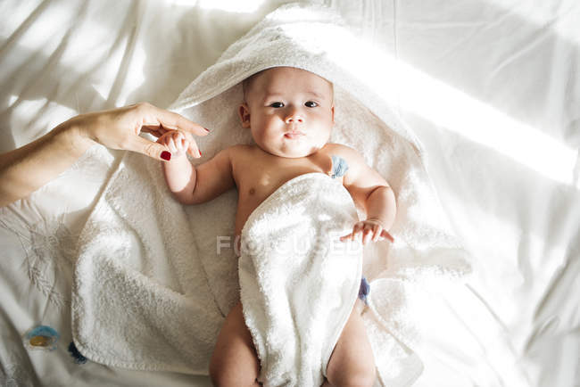Ernte weibliche Hand berührt Hand des Babys — Stockfoto