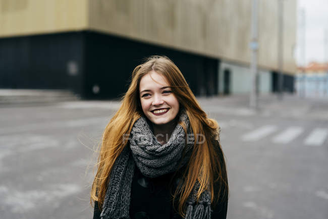 Pretty woman walking on street and looking at camera — Stock Photo
