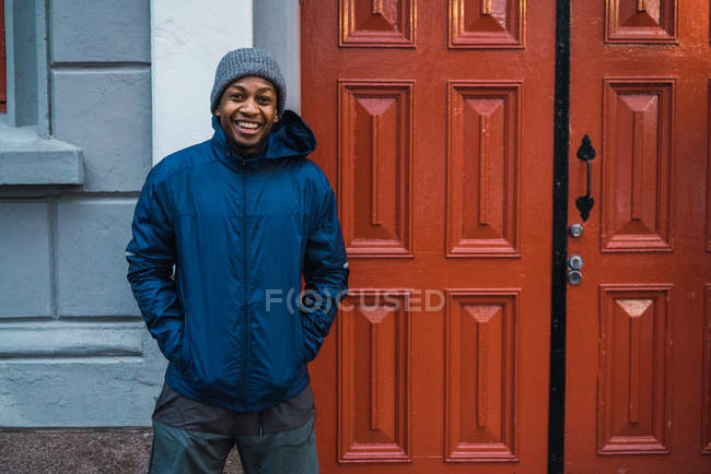 Sportivo sorridente uomo nero sulla strada — Foto stock