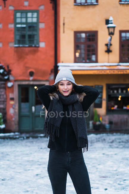 Front view of young woman posing on street in winter — Stock Photo