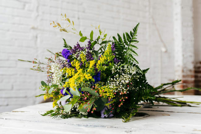 Close up view of bouquet on background of white brick wall — Stock Photo