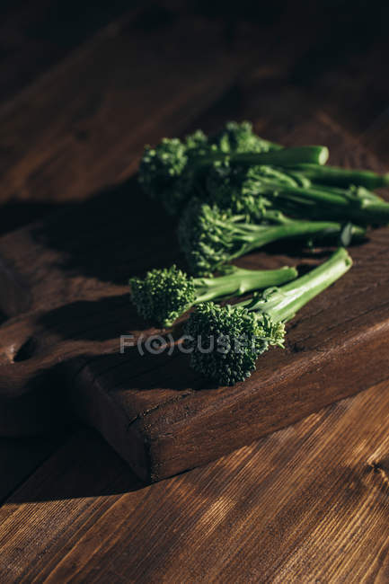 Vista de cerca del brócoli bimi fresco en la mesa de madera . - foto de stock