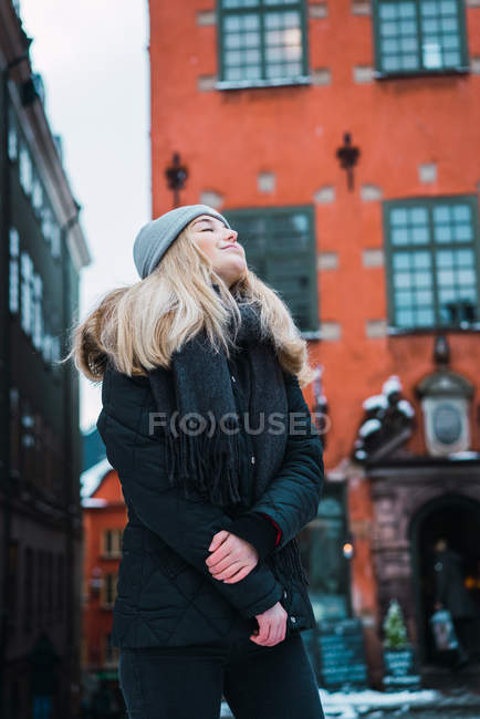 Retrato de mulher loira desfrutando de ar de inverno na rua — Fotografia de Stock