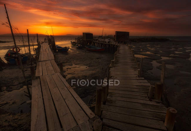 Vue panoramique sur le quai en bois au bord de la mer au crépuscule — Photo de stock