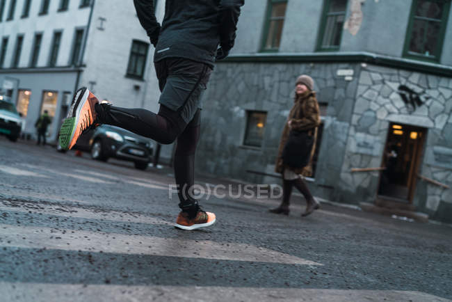 Crop Jogger running on street scene — Stock Photo