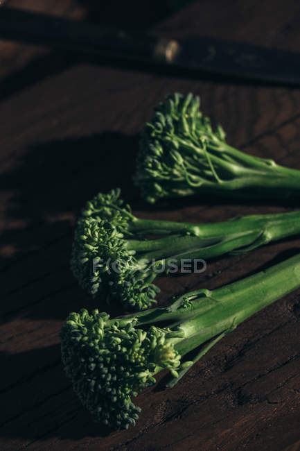 Close-up vista de vegetais de brócolis bimi frescos em linha na mesa de madeira . — Fotografia de Stock