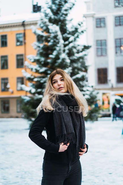 Портрет блондинки, позирующей на снежной улице — стоковое фото