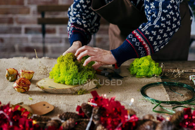 Mãos de colheita fazendo composição floral em tecido de linho — Fotografia de Stock