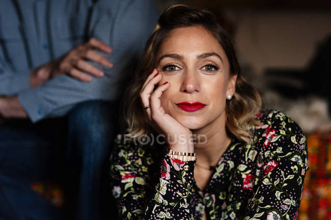 Portrait of attractive woman leaning on hand and looking at camera. — Stock Photo