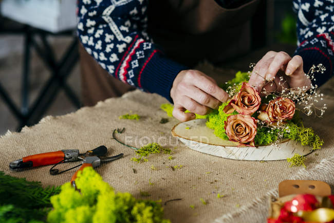 Fleuriste cultivateur faisant composition florale sur la table — Photo de stock