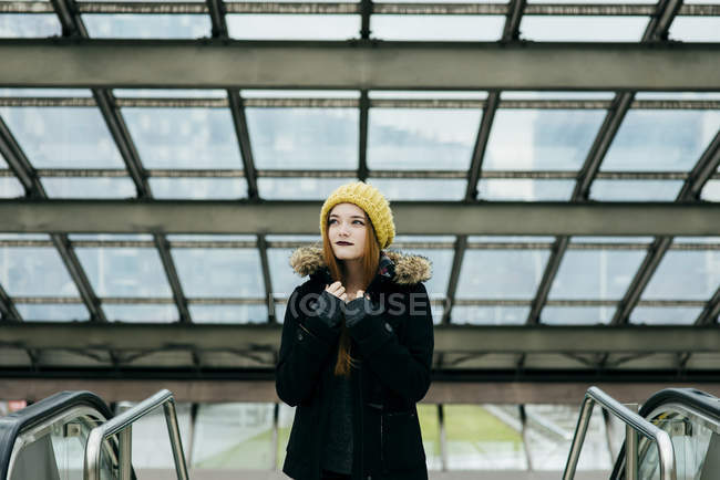 Портрет молодої жінки, що тримає пальто і дивиться вниз — стокове фото