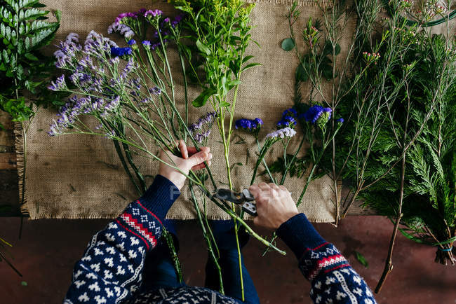 Ernte weibliche Hände Schnittblumen mit Gartenschere auf Stoff Leinen — Stockfoto