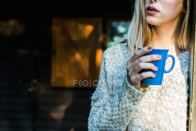 Mulher de colheita com café no terraço — Fotografia de Stock