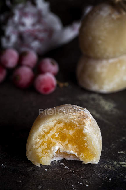 Natura morta di dolce dessert con morso mancante — Foto stock