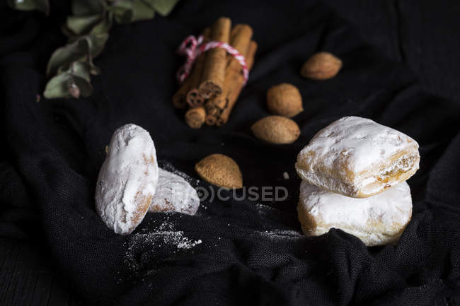 Stillleben typischer spanischer Süßigkeiten und Gewürze — Stockfoto