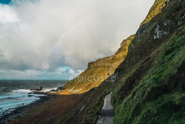 Vista panorâmica da pequena estrada na encosta da colina à beira-mar — Fotografia de Stock