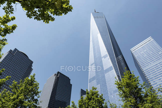Низький кут зору Нью-Йорк світової торгівлі центрі міста проти неба — стокове фото