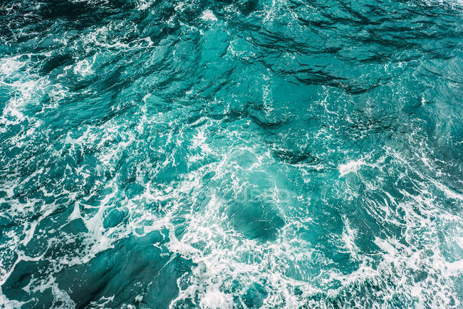 Visualizzazione full frame dell'acqua turchese dell'oceano — Foto stock