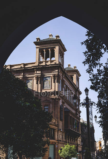 Exterior do edifício mediterrânico ornamentado visto através do arco — Fotografia de Stock