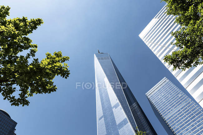 Blick von unten auf das New Yorker Welthandelszentrum. — Stockfoto