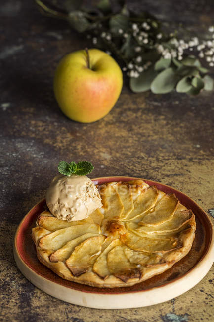 Delicioso pastel de manzana casero con helado - foto de stock
