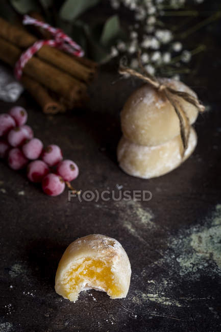 Natureza morta de biscoitos espanhóis típicos e frutas na mesa — Fotografia de Stock