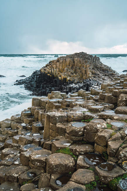 Вид на каменные образования при промывке океанскими волнами — стоковое фото