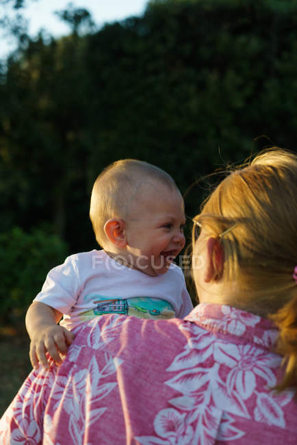 Вид сзади матери с ребенком в парке — стоковое фото