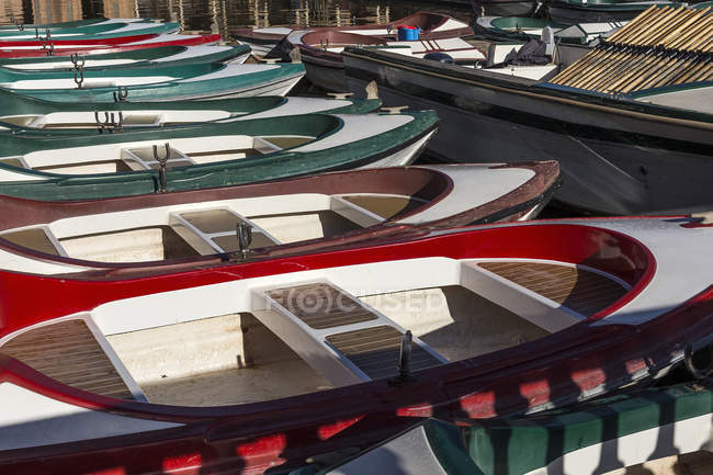 Traditionelle Ruderboote im kleinen Steg an sonnigen Tagen — Stockfoto