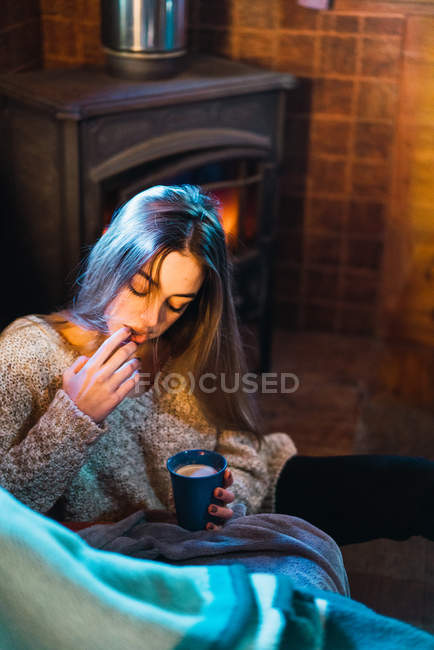 Retrato de menina loira sentada com café no chão — Fotografia de Stock