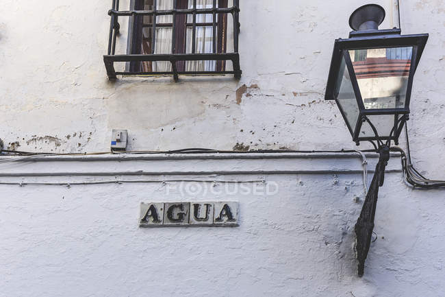 Деревянная стена с фонариком и надписью агуа — стоковое фото