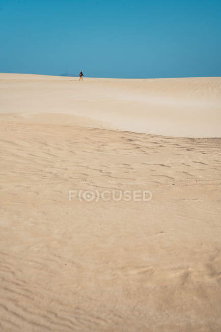 Viaggio anonimo in dune sabbiose — Foto stock