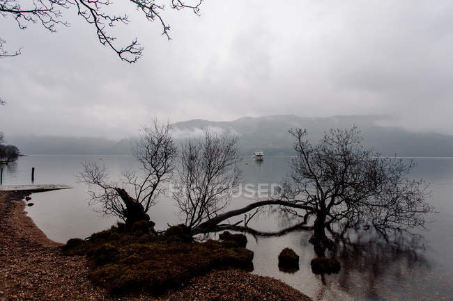 Malerischer Blick auf den nebligen See in den Bergen — Stockfoto