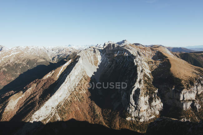 Vista aérea de las montañas a la luz del sol - foto de stock