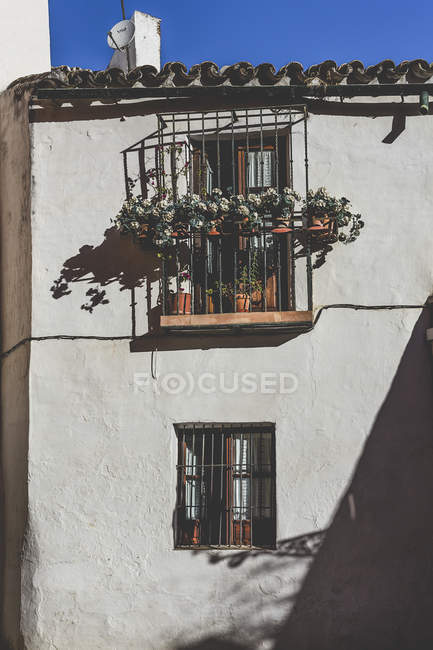 Außenansicht der ländlichen Hausfassade mit Gitterfenster — Stockfoto