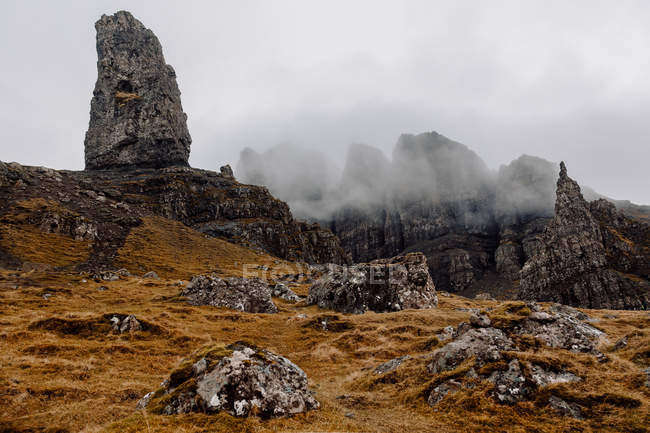 Пейзаж туманных гор и сухой травы — стоковое фото