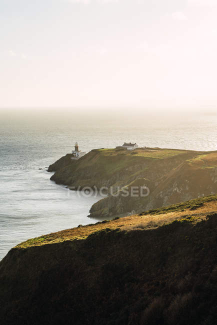 Vista panoramica sulle colline costiere e sull'oceano calmo — Foto stock