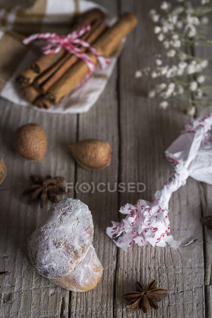 Natureza morta de biscoitos espanhóis típicos e temperos na mesa rural — Fotografia de Stock