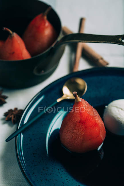 Vista da vicino di servito in piatto di ceramica pere in camicia sul tavolo — Foto stock