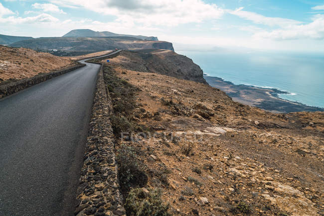 Strada asfaltata su roccia costiera in riva al mare — Foto stock