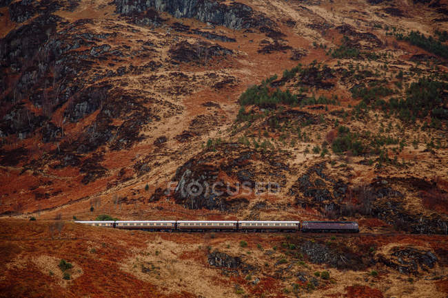 Vista aérea de passeios de trem em montanhas — Fotografia de Stock
