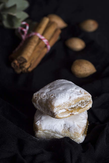 Ainda vida de biscoitos espanhóis típicos e canela na mesa — Fotografia de Stock