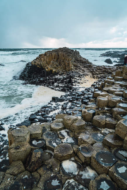 Vista para pedras e penhascos na costa do oceano — Fotografia de Stock