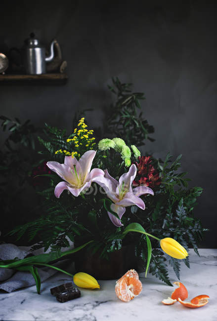 Nature morte de fleurs Bouquet sur table avec mandarine — Photo de stock