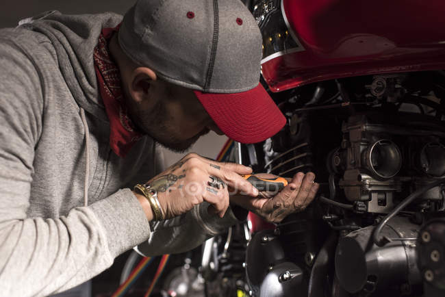Портрет механічного ремонту двигуна мотоцикла — стокове фото