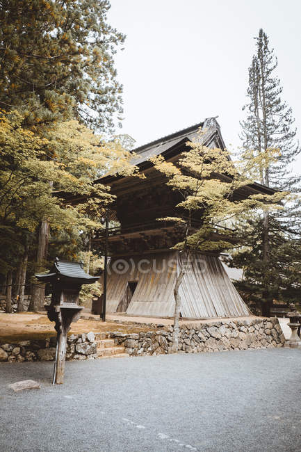 Esterno del tradizionale edificio orientale nella foresta — Foto stock