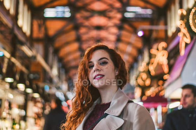 Femme élégante posant au passage du marché de la ville — Photo de stock