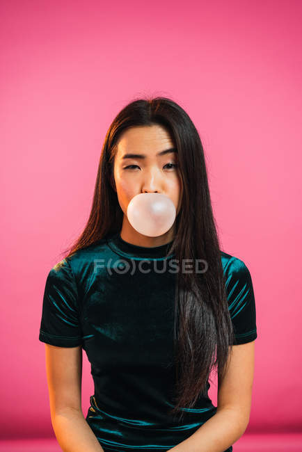 Asiatische Frau bläst Kaugummi Blase und Grimassen vor der Kamera — Stockfoto